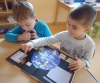 Wir ermöglichen den Kindern freien Zugang zur Kinderliteratur, beteiligen sie bei der Auswahl von Büchern aus der Bibliothek und vermitteln einen sorgsamen Umgang damit.