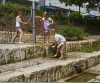 Die Wasserpumpe lädt zum Spielen und Experimentieren mit Wasser ein und die Kinder können sich erste naturwissenschaftliche Zusammenhänge erschließen.