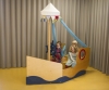Rollenspielbereich - Das Schlüpfen in verschiedene Rollen bietet auf spielerische Weise ein Tor zur Sprache und regt zugleich die Phantasie der Kinder an.