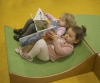 Das gemeinsame Anschauen von altersgerechten Bilderbüchern und die daran anknüpfenden Dialoge tragen zur Sprachförderung und Entwicklung sozialer Kontakte bei.