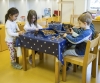 Kreativbereich - Das Wahrnehmen und Erleben der Welt mit allen Sinnen, insbesondere die künstlerisch- kreative Auseinandersetzung mit dem Erlebten, wird den Kindern näher gebracht.