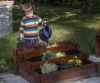 Durch den Anbau von Obst, Gemüse und Blumen im Hochbeet lernen die Kinder den Wachstumsprozess kennen sowie den achtsamen Umgang mit der Natur.