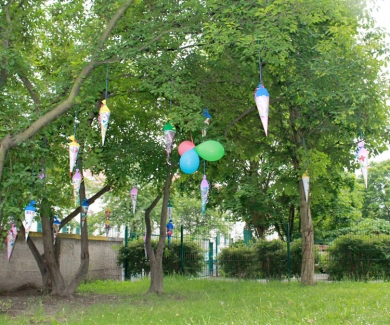 Pat`s Dahlienheim - Auf dem Weg zur Schule